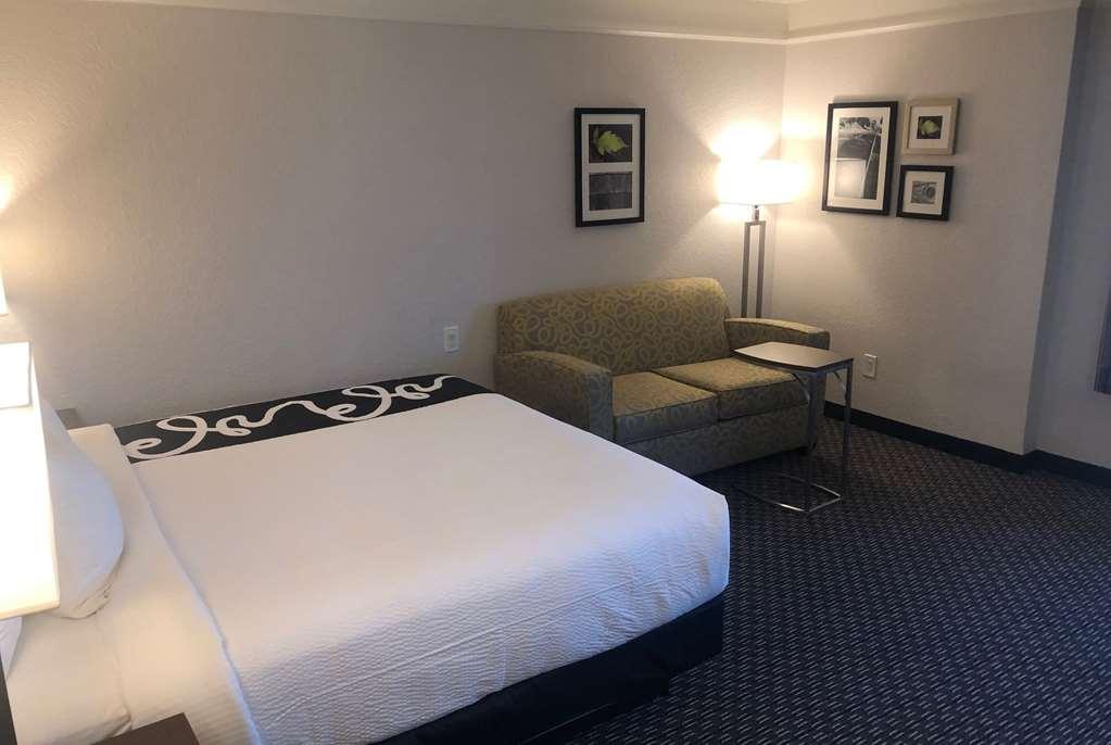 La Quinta Inn & Suites By Wyndham Panama City Room photo