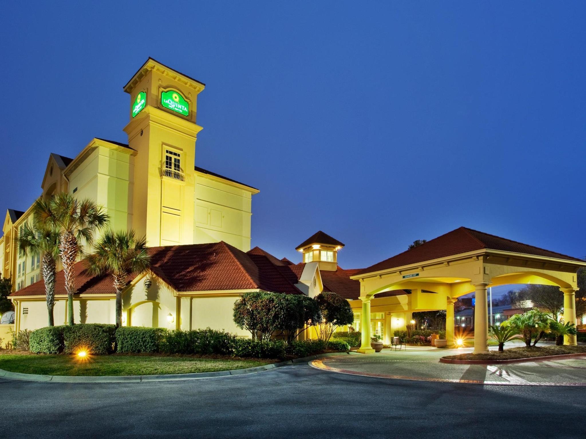 La Quinta Inn & Suites By Wyndham Panama City Exterior photo