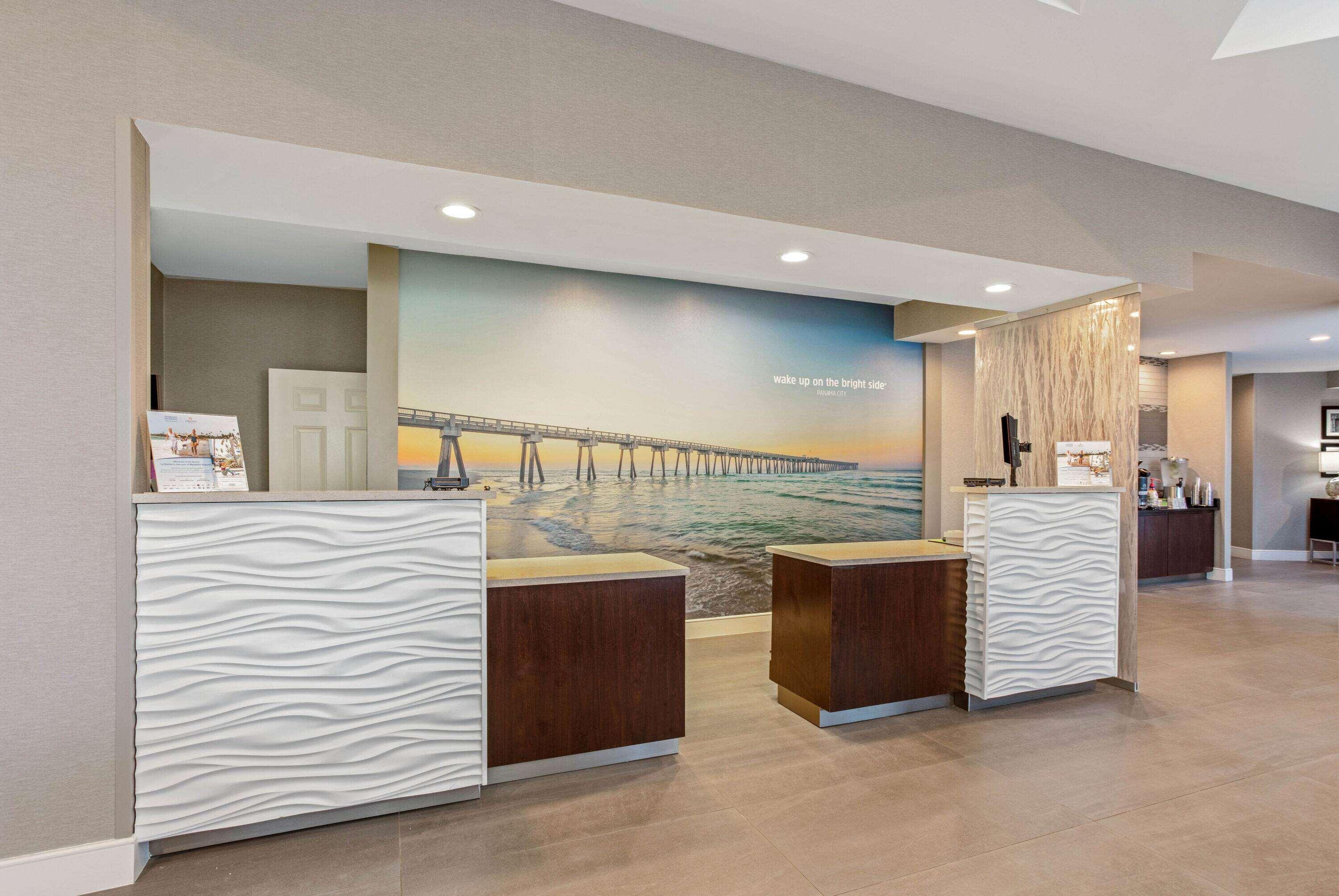 La Quinta Inn & Suites By Wyndham Panama City Exterior photo
